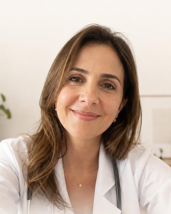 Médica em teleconsulta olhando para a câmera